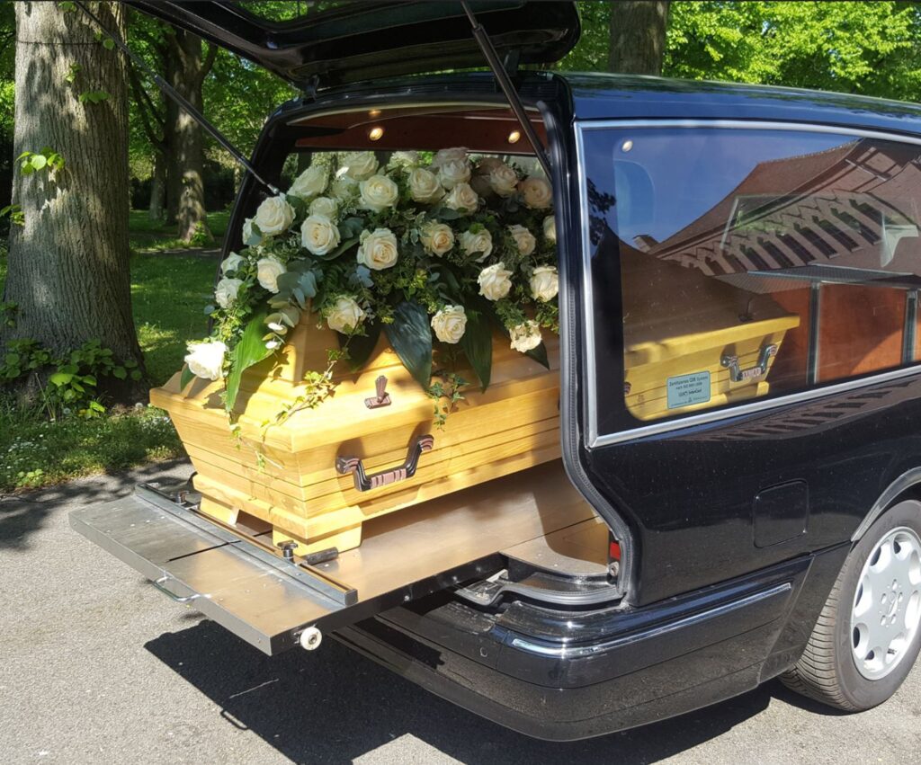 Fuhrpark zur Beerdigung: Sarg im Mercedes